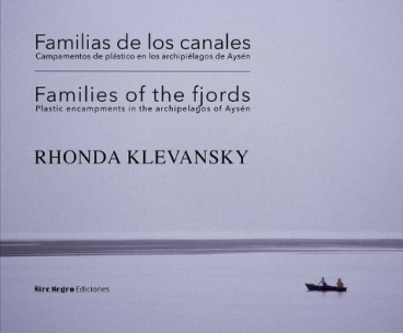 Familias de los canales : campamentos de plástico en los archipiélagos de Aysén = Families of the fjords : plastic encampments in the archipelagos of Aysén / RhondaKlevansky 